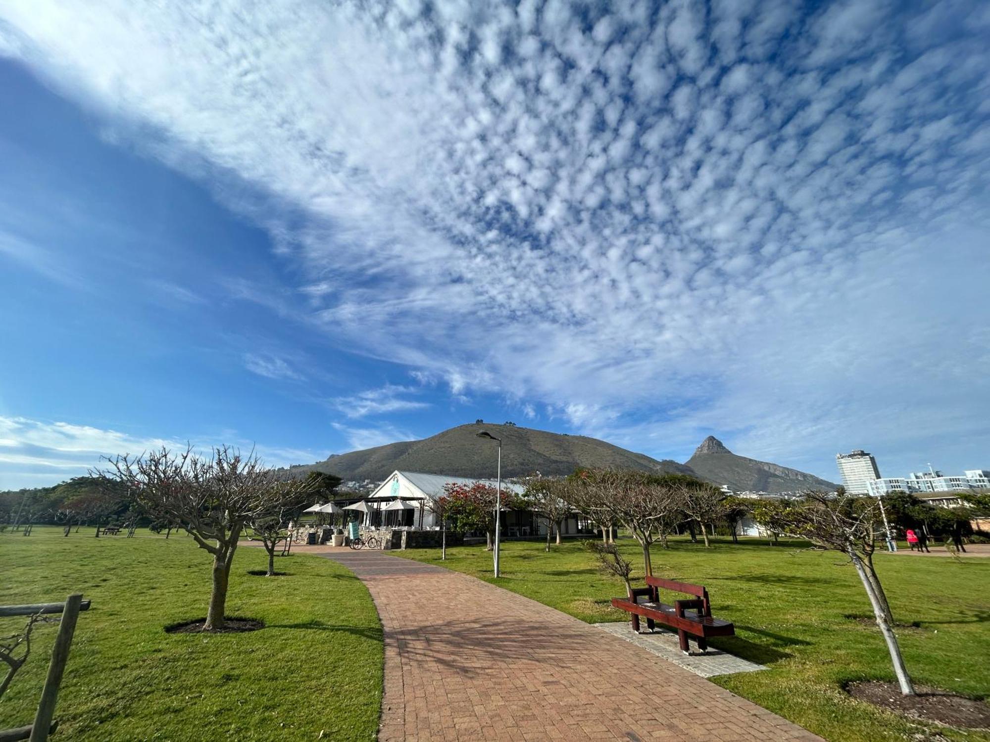 Apartment Cosy, Eclectic In Sea Point *